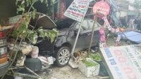 Hà Tĩnh: Bất ngờ nổ lốp, ô tô mất lái húc đổ nhiều xe rồi lao vào nhà dân